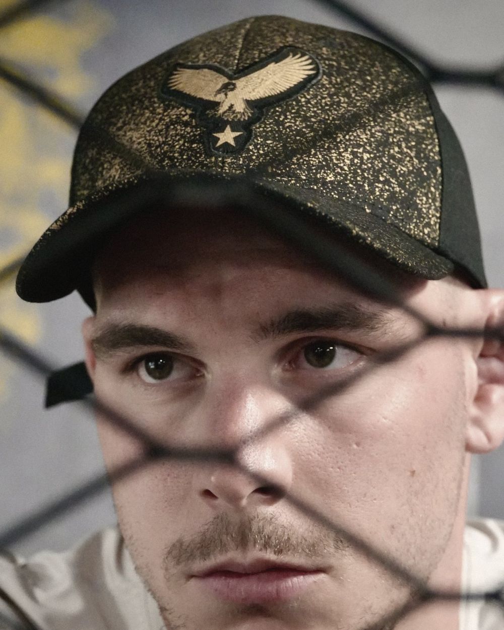 Théo Ulrich derrière le grillage, casquette YPSUM