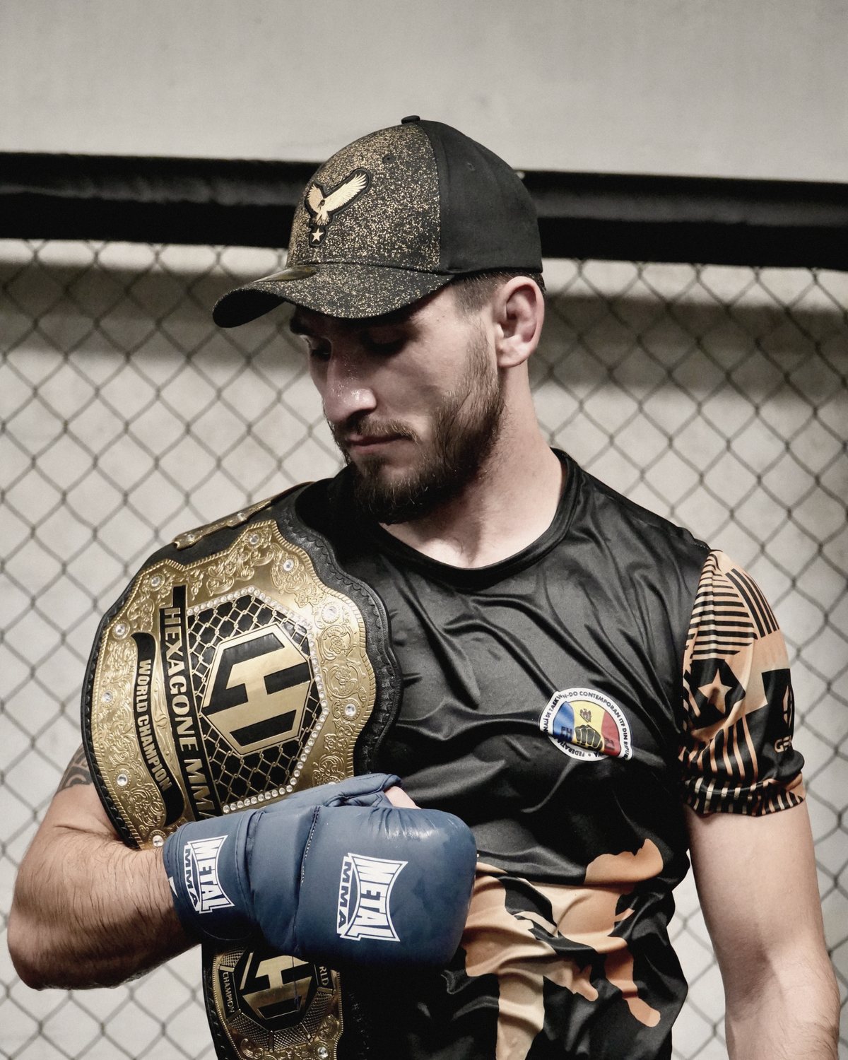 Nicolae Bivol avec la ceinture Hexagone MMA et la casquette YPSUM