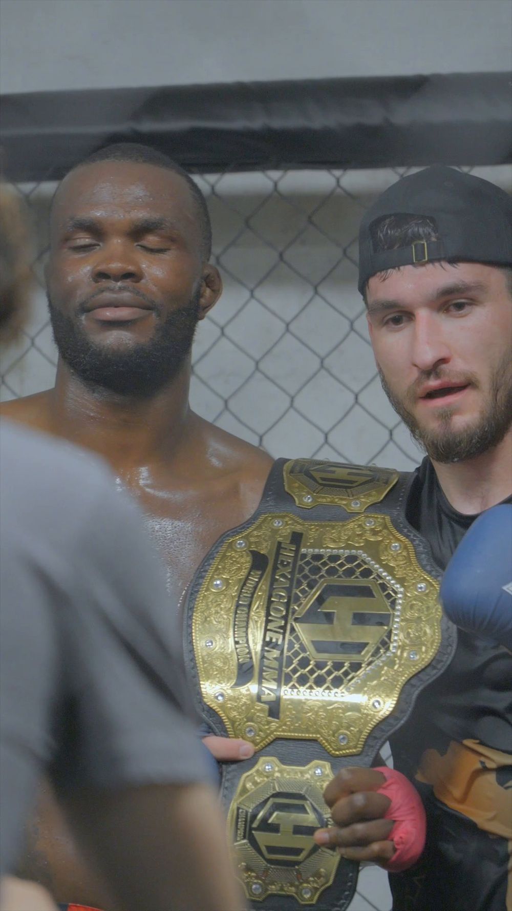 Deux combattants avec la ceinture Hexagone MMA
