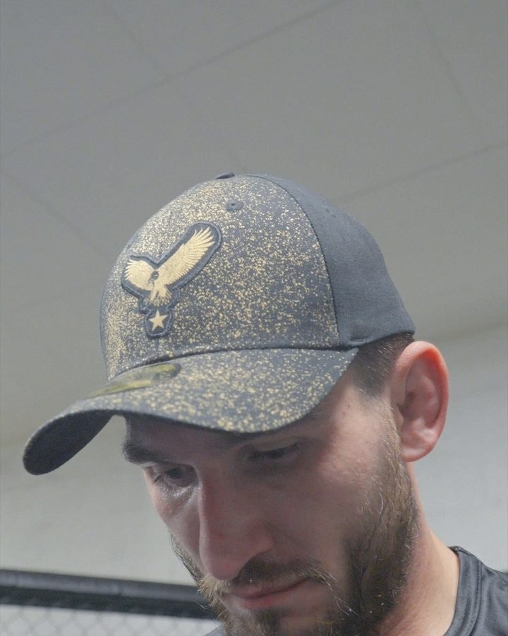 Nicolae Bivol, casquette YPSUM, tête baissée