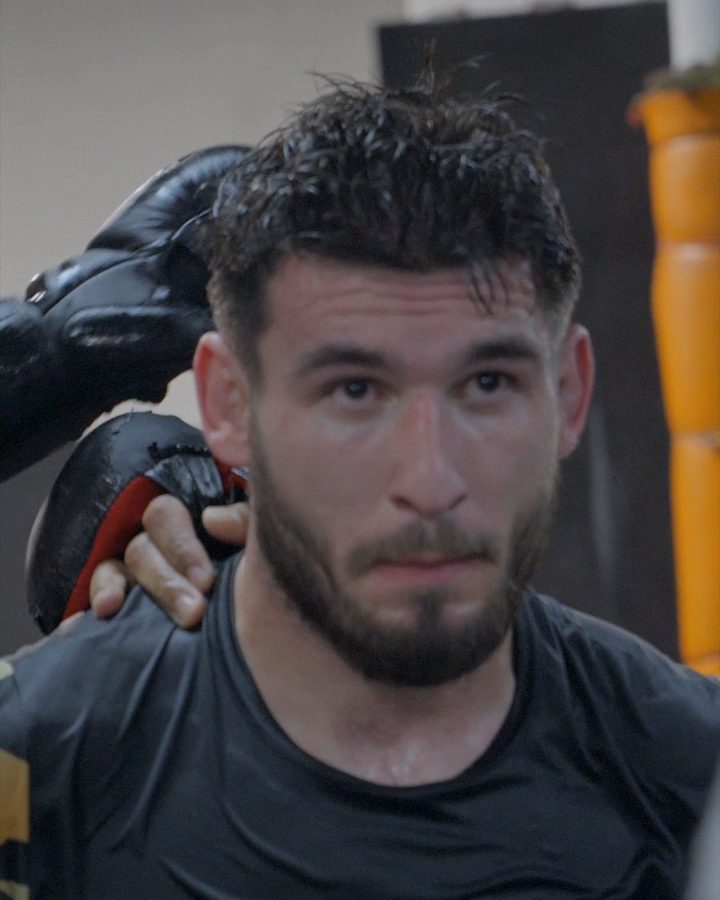Un combattant entre deux rounds