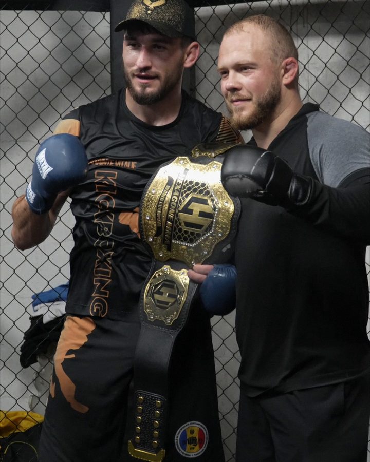Nicolae Bivol et son coach avec la ceinture