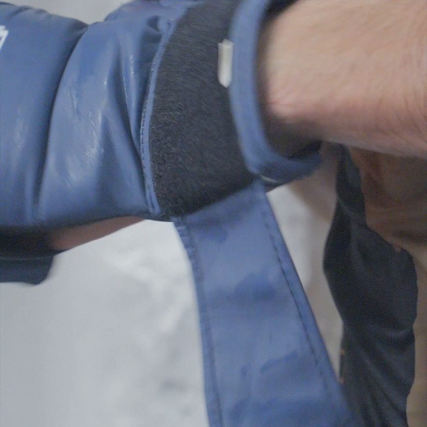 Un combattant serre ses gants
